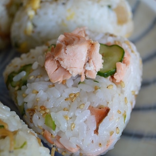 「鮭ときゅうりの酢飯風おにぎり」